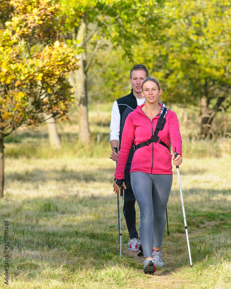 Fit in den Herbst mit Nordic Walking Fit in den Herbst mit Nordic Walking