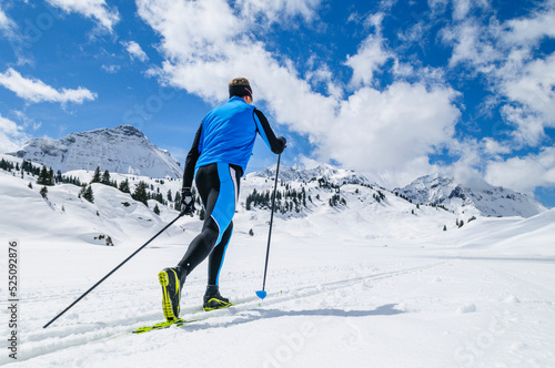 Sportler beim Skilanglauf in der klassischen Diagonal-Technik