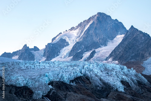 Glacier du Tour et Aiguille du Chardonnet avant le lever de soleil