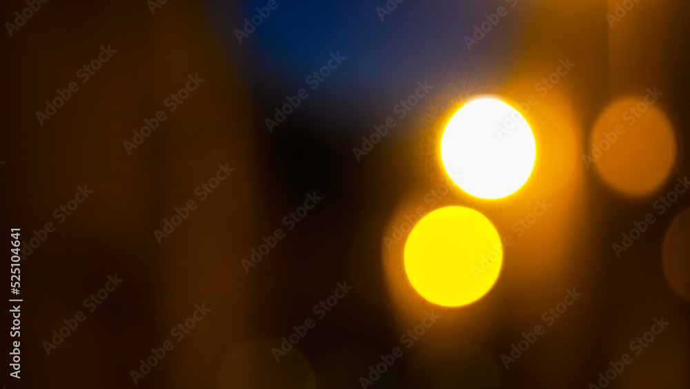 Balade dans les rues d'une ville, un soir d'hiver, illuminée par l'éclairage public Balade dans les rues d'une ville, un soir d'hiver, illuminée par l'éclairage public