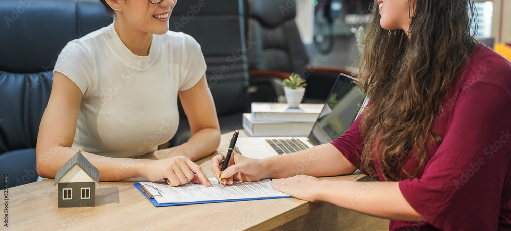 Obraz premium Real estate loan home agent sale agreement to insurance finance contract signing and are explaining to customers at the office property. manager \