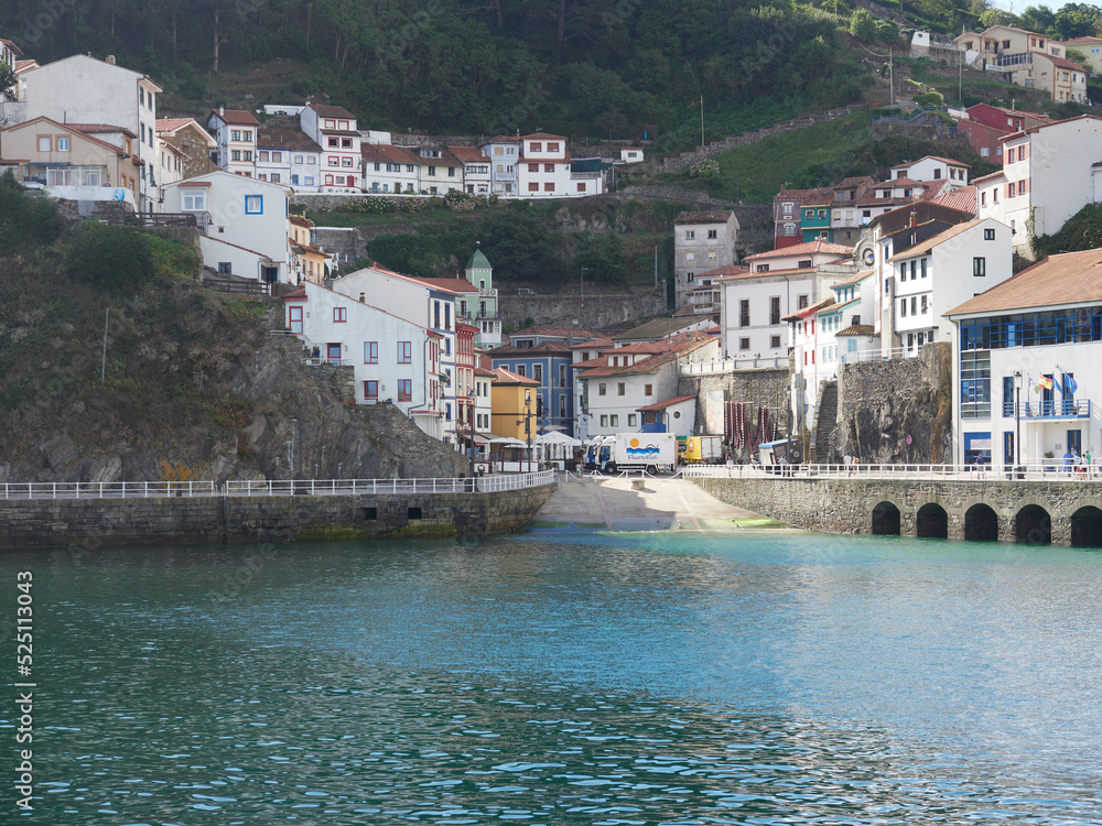 Panoramica de un pueblo Asturioano desde la ria