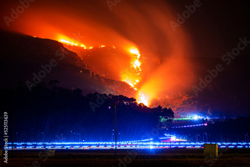 incendio forestal montaña con bomberos larga exposición
