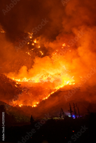 incendio en montaña con bomberos