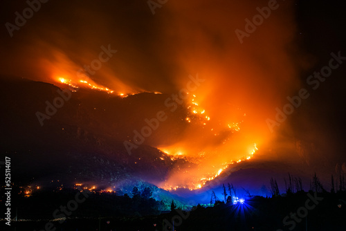 Quadro em tela plano general incendio forestal denoche con bomberos