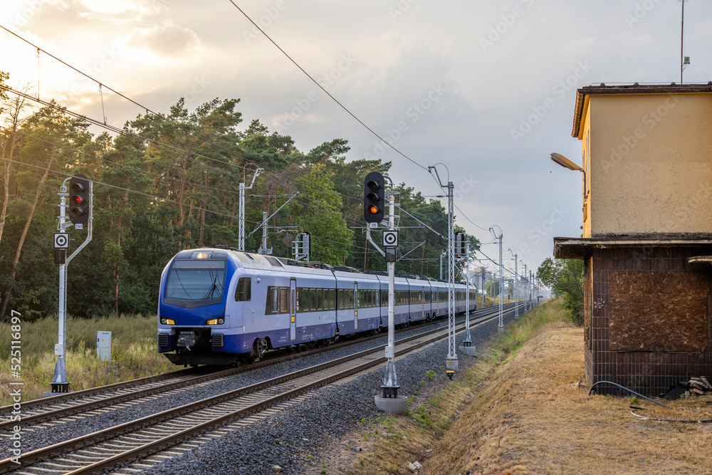 Naklejka premium Nowoczesny pociąg Intercity obok starego budynku