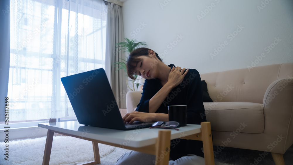 肩こりが気になる女性 肩こりが気になる女性