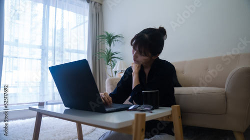 Wallpaper Mural 肩こりが気になる女性 Torontodigital.ca