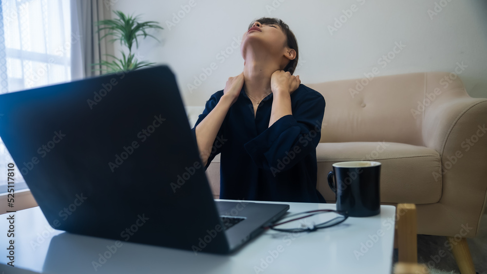 肩こりが気になる女性 肩こりが気になる女性