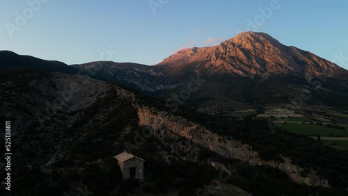 Wallpaper Mural atardecer sobre acantilados y el Turbon Torontodigital.ca