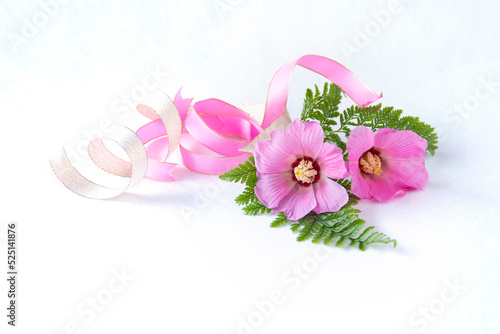 ピンクの美しい芙蓉の花と金とピンクのリボンのブーケ（白バック）