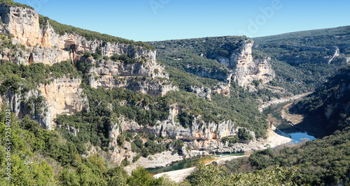 Fotografia Vue aérienne des falaises et de l'Ardèche dans ses gorges sauvages