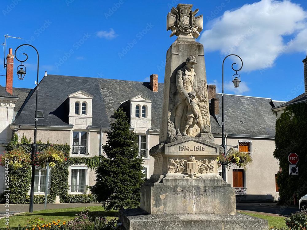 Sur la place du village