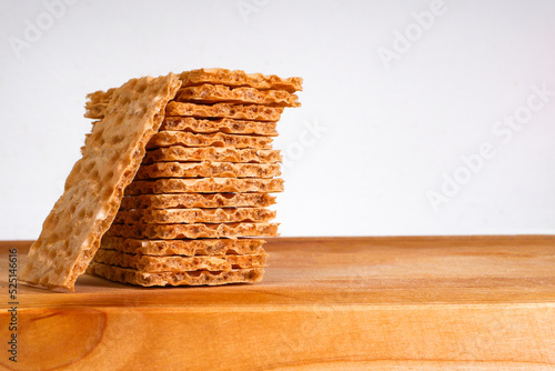 Papier peint Pile of rye crispbread on wooden table
