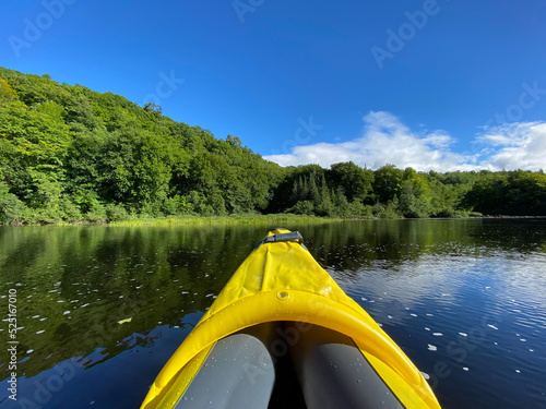 Fotografie, Obraz Kayak gonflable sur un lac paisible l'été