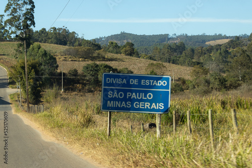 Sao Paulo-Minas Gerais border blue road sign - Placa azul da divisa entre São Paulo e Minas Gerais