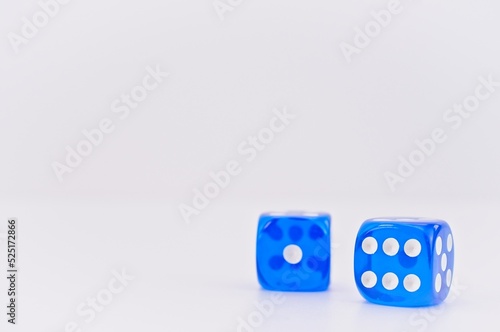 coppia di dadi blu trasparenti su sfondo bianco photo