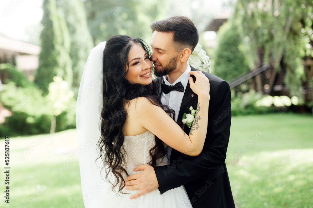 Naklejka premium Amazing wedding couple. Beautiful bride and stylish groom