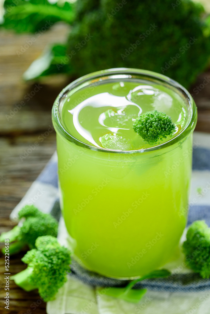 broccoli Healthy drink, Glass of broccoli juice, on wood background broccoli Healthy drink, Glass of broccoli juice, on wood background