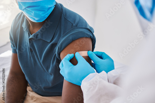 Foto Hospital nurse, covid vaccine flu shot and patient with mask, bandage plaster arm, medical doctor or healthcare professional worker
