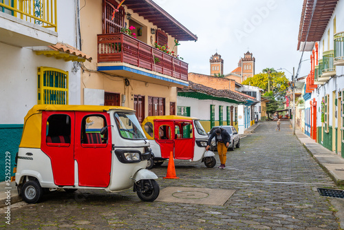 Obraz na płótnie strert view of jerico colonial town, colombia w salonie