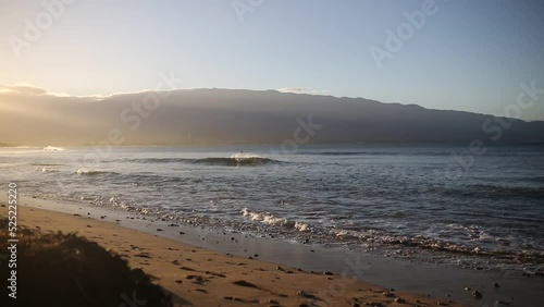 Hawaii Mauii Strand am Pazifik Meer rauscht und Wellen bewegen sich auf den Strand mit Palmen im Sommer in den USA Hawaii zu , romantisch im Sonnenaufgang photo