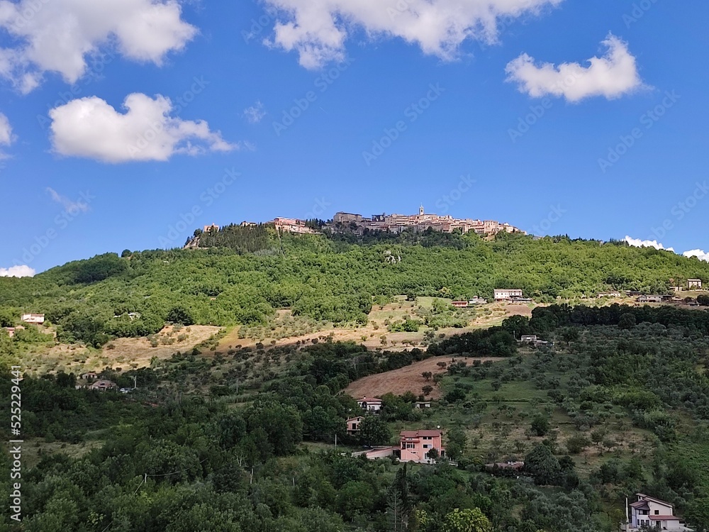 Mirabello Sannitico - Panorama del paese di Ferrazzano dalla piazza del borgo