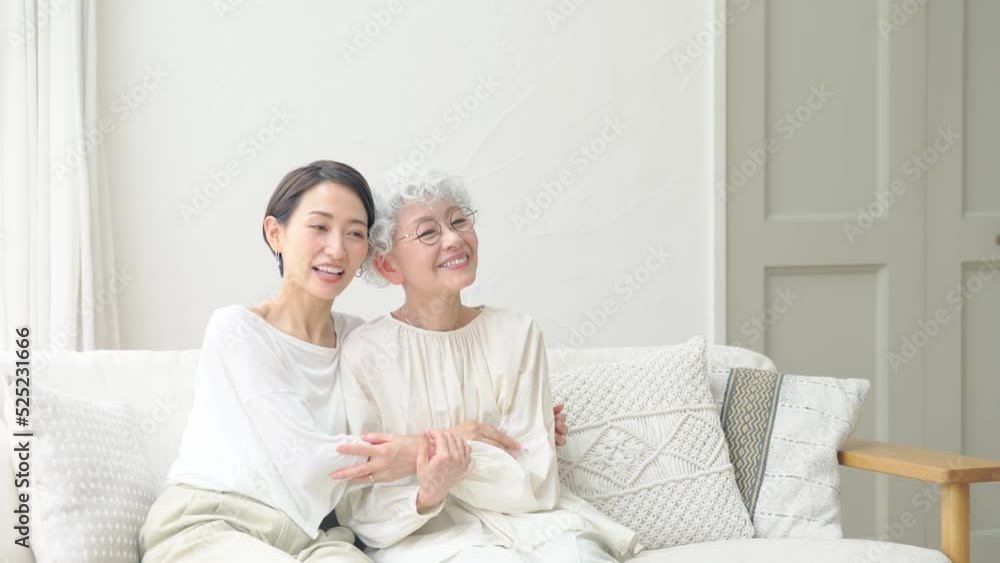 笑顔のシニア・ミドル女性 高齢の母娘 笑顔のシニア・ミドル女性 高齢の母娘