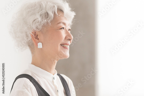 グレイヘアーの生き生きした笑顔の日本人シニア女性ポートレート