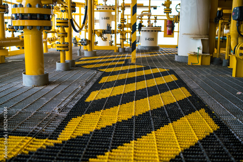 Fotografia The corridor has arrowheads for production in offshore oil and gas rig structures that produce crude gas and crude oil from sub-surface to surface