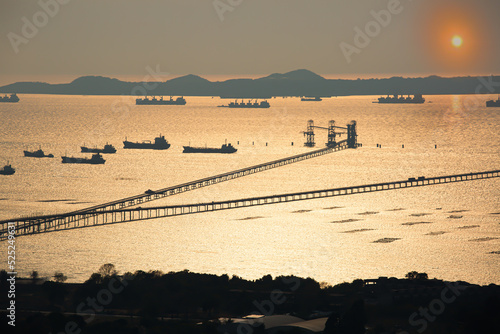 Tableau sur toile by ship Receive goods for transport to the middle of the sea twilight sun shine