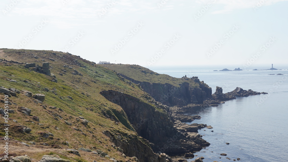 Englische Steilküste mit steilen klippen und Meer
