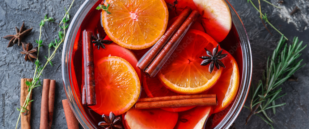 Φωτογραφία Tasty mulled wine with orange and apple slices in bowl on grey background, close