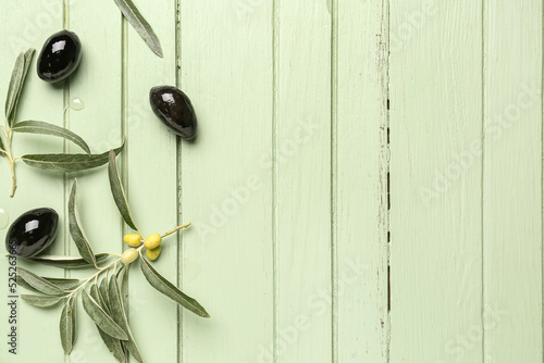 Tasty black olives and leav...