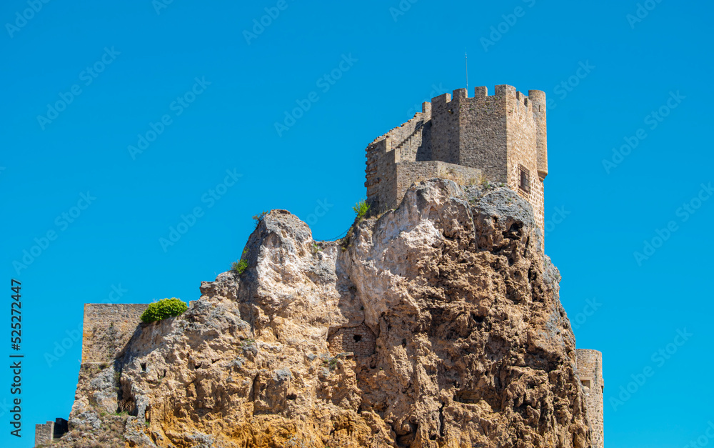 Torre del castillo medieval de Frías del siglo XV en lo alto de una roca, España