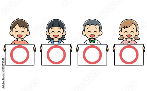 〇のフリップを持つ　子供たち　男の子 女の子　幼児　イラスト
