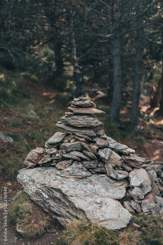 Piedras apiladas unas sobre otras en un camino Piedras apiladas unas sobre otras en un camino