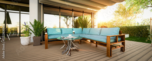 Sitzecke auf gemütlicher Terrasse im Sommer