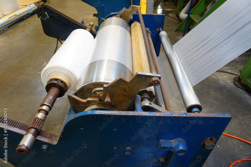 The winding unit of blown film machine consists of stainless steel roll and paper core. The winding unit of blown film machine consists of stainless steel roll and paper core.