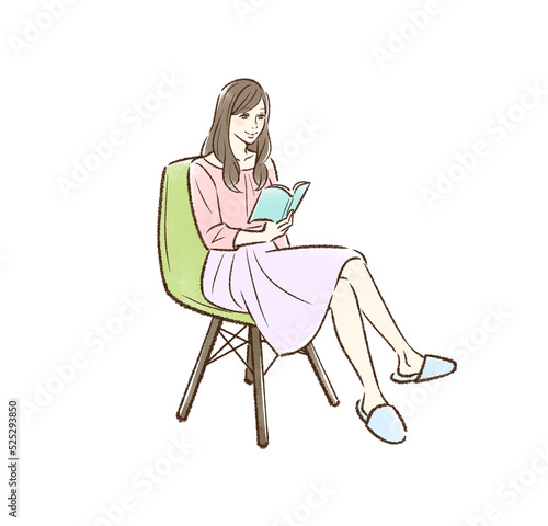 椅子に座って本を読む若い女性