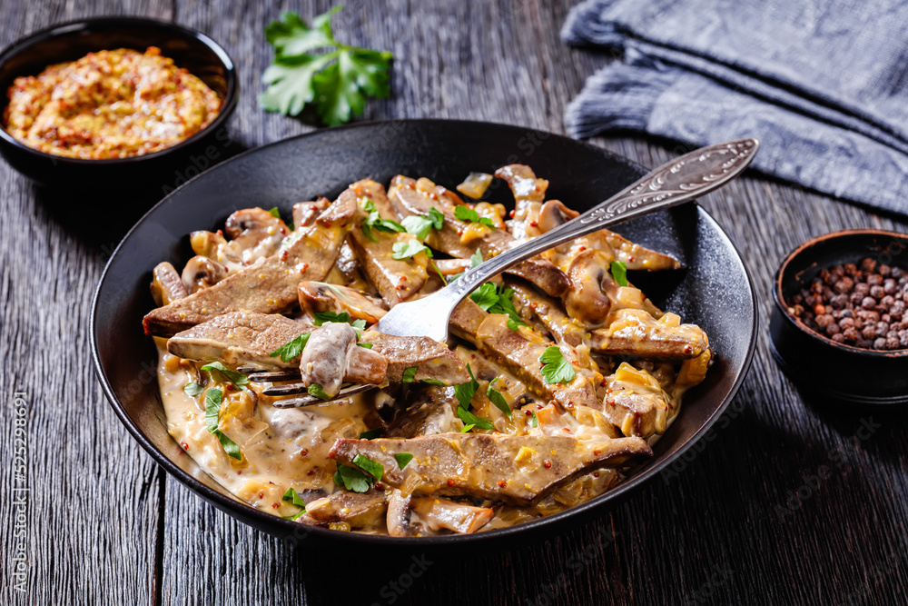 liver stroganoff in black bowl, top view