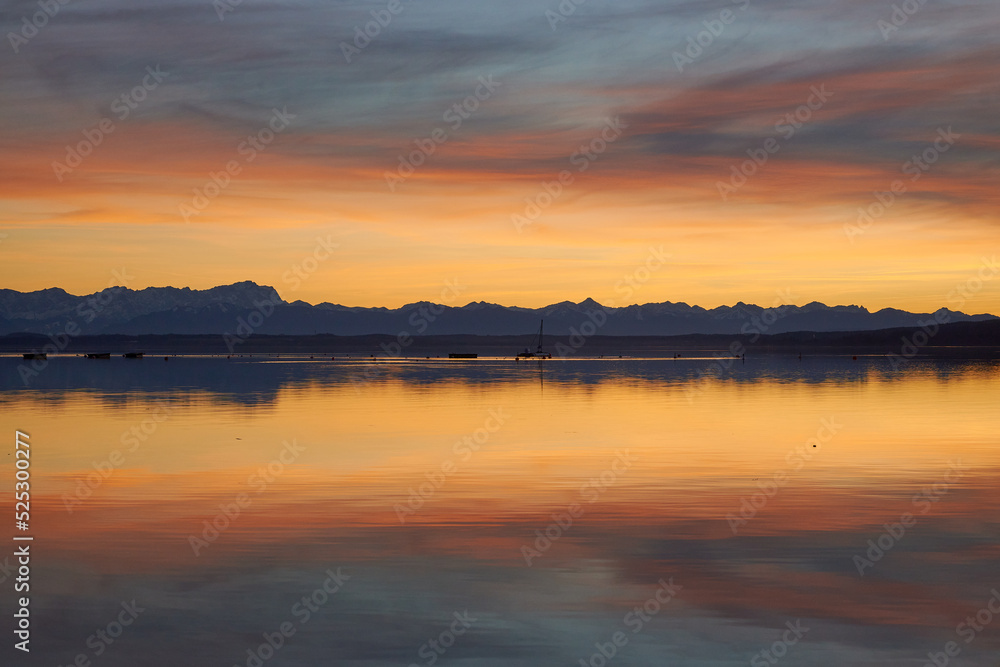 letzter Schimmer

Die bayerischen Alpen mit der Zugspitze spiegeln sich im Starnberger See, während das letzte Abendrot der untergegangenen Sonne die Szene verzaubert..