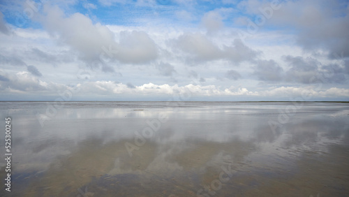 Spiegelwatt  Eine Wolkenkette spiegelt sich im Watt vor Sankt Peter-Ording.