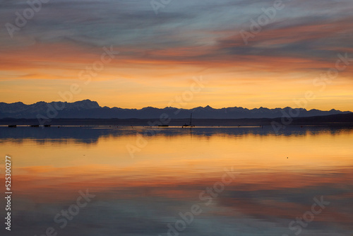 letzter Schimmer  Die bayerischen Alpen mit der Zugspitze spiegeln sich im Starnberger See  w  hrend das letzte Abendrot der untergegangenen Sonne die Szene verzaubert..