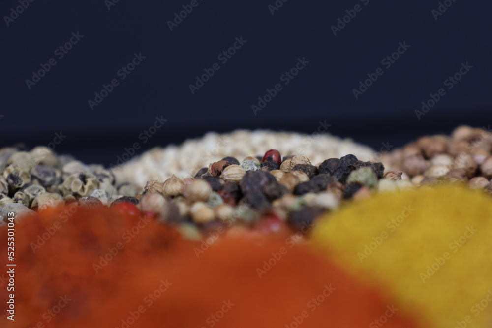 Tas d'épices, tas de poivre, tas de lentilles, tas de graines Tas d'épices, tas de poivre, tas de lentilles, tas de graines