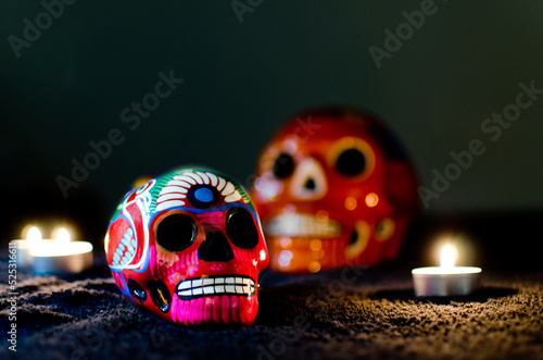 Canvastavla Calaveras mexicanas con velas y fondo oscuro