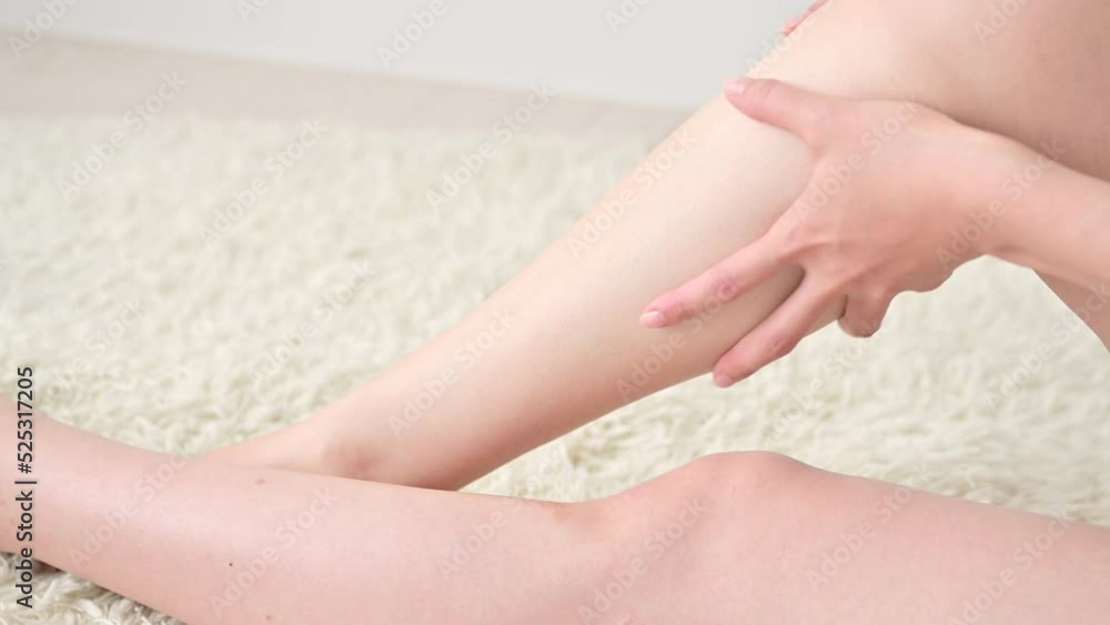 足をマッサージや脱毛手入れをする女性 顔無し 足をマッサージや脱毛手入れをする女性 顔無し