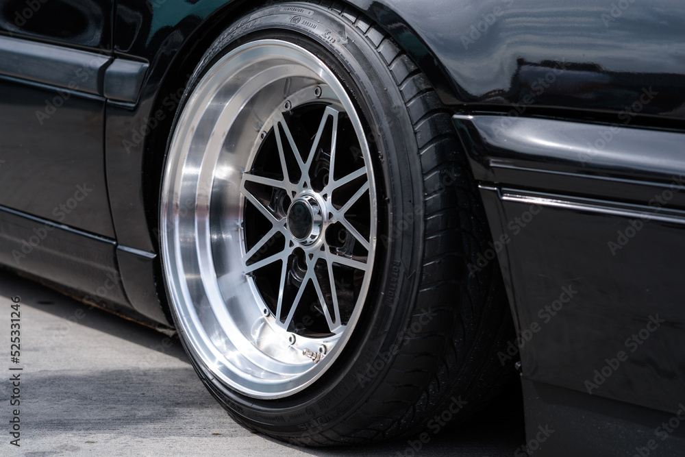 Naklejka premium Alloy car wheel rim with break and new tire close up view 
