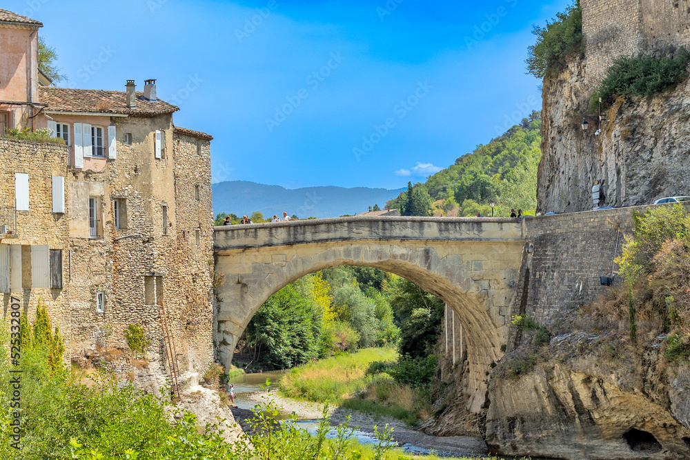 vue du pont romain de la ville de Vaison-la-Romaine en été