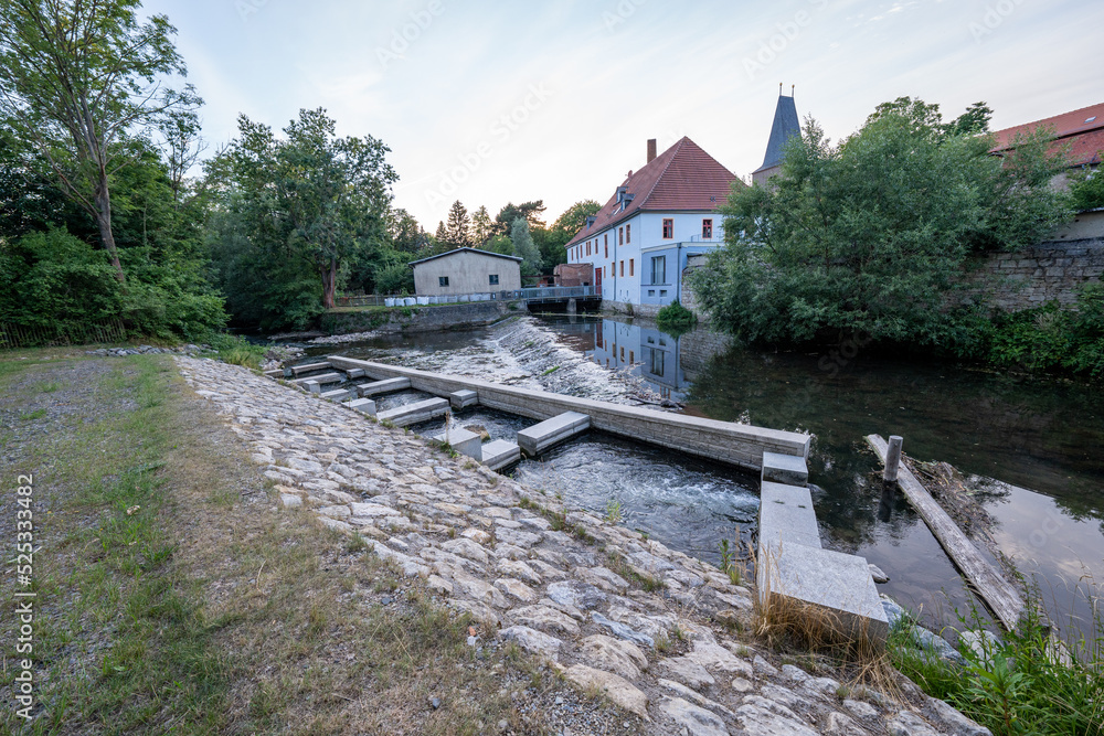 Fototapeta premium Trockenheit und Dürre lässt Ilm im Weimarer Land und Weimar in Thüringen austrocknen